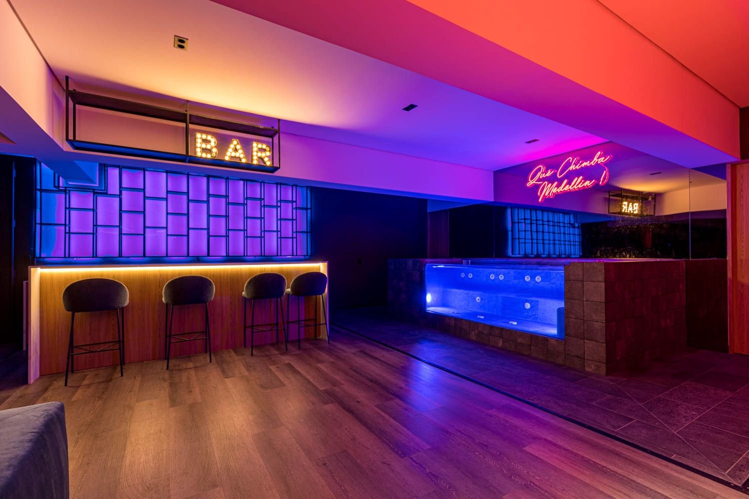 Bar privado con luces neón en el Nightlife Penthouse de Provenza