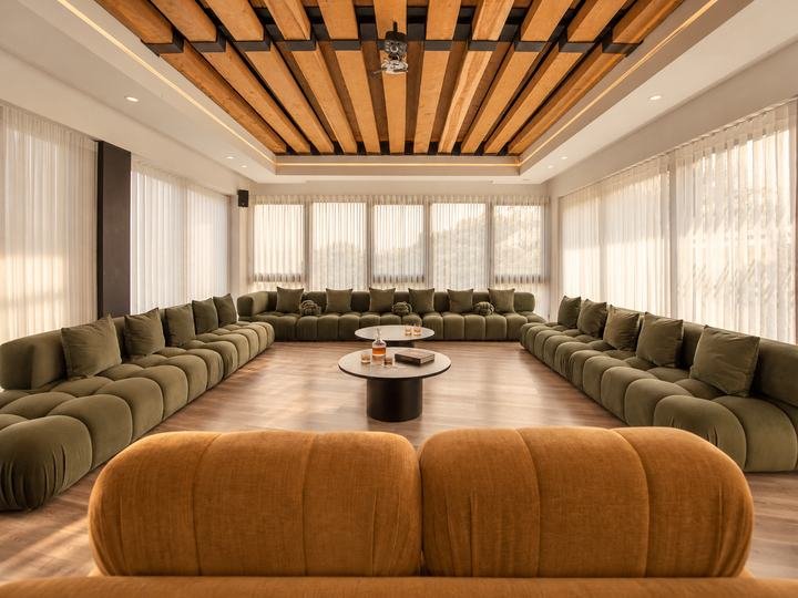 Abrir foto 4: Sala con un gran sofá lounge en Villa Merlot