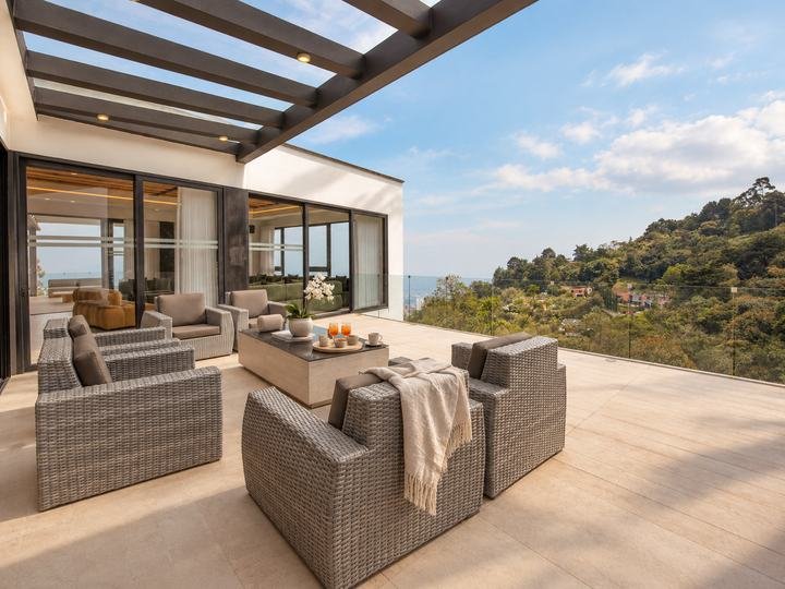 Abrir foto 8: Skyline Bachelor Villa | Heated Infinity Pool